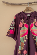 Carregar imagem no visualizador da galeria, Vestido pavões detalhe — fundo bege estúdio
