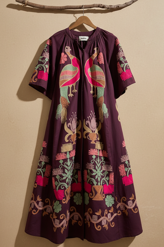 Vestido pavões frente — fundo bege estúdio