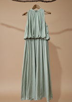 Cargue la imagen en el visor de la galería,Vestido plissado verde sage - fundo bege
