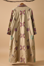 Carregar imagem no visualizador da galeria, Vestido ponto de cruz camel costas - fundo estúdio
