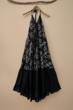 Carica l'immagine nel visualizzatore della galleria,Vestido preto detalhe borlas
