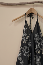 Carica l'immagine nel visualizzatore della galleria,Vestido preto frente alternativa

