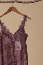 Carregar imagem no visualizador da galeria, Vestido renda ameixa detalhe — fundo bege estúdio

