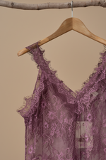 Chargez l'image dans la visionneuse de la galerie,Vestido Renda Lilás — Detalhe Decote
