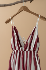 Carregar imagem no visualizador da galeria, Vestido Riscas - Detalhe Decote
