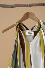 Carregar imagem no visualizador da galeria, Vestido riscas detalhe frente
