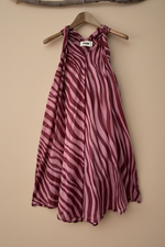 Load image in the gallery viewer,Vestido riscas frente
