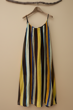Carregar imagem no visualizador da galeria, Vestido riscas ikat fundo bege estúdio
