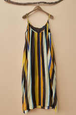 Carregar imagem no visualizador da galeria, Vestido riscas ikat ângulo lateral fundo bege estúdio
