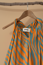 Carregar imagem no visualizador da galeria, Vestido riscas laranja detalhe etiqueta
