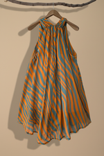 Carregar imagem no visualizador da galeria, Vestido riscas laranja frente bolso
