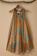 Carregar imagem no visualizador da galeria, Vestido riscas laranja frente
