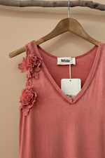 Carica l'immagine nel visualizzatore della galleria,Vestido rosa detalhe - fundo estúdio
