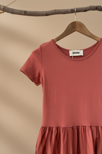 Chargez l'image dans la visionneuse de la galerie,Vestido terracota detalhe bodice — fundo bege estúdio
