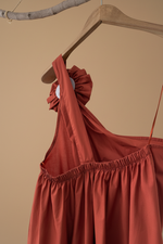 Cargue la imagen en el visor de la galería,Vestido Terracota - Detalhe Ombro
