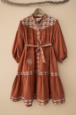 Chargez l'image dans la visionneuse de la galerie,Vestido terracotta frente com cinto
