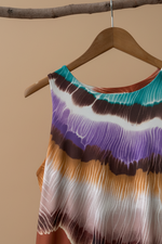 Carregar imagem no visualizador da galeria, Vestido tie-dye ondas - detalhe decote
