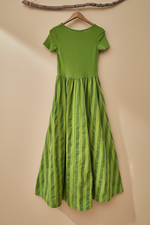 Chargez l'image dans la visionneuse de la galerie,Vestido verde costas — fundo bege estúdio
