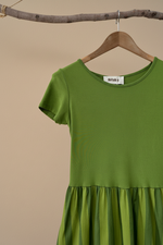 Chargez l'image dans la visionneuse de la galerie,Vestido verde detalhe bodice — fundo bege estúdio
