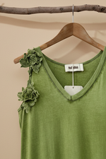 Carica l'immagine nel visualizzatore della galleria,Vestido verde detalhe - fundo estúdio
