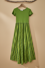 Chargez l'image dans la visionneuse de la galerie,Vestido verde frente — fundo bege estúdio
