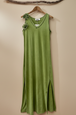 Carica l'immagine nel visualizzatore della galleria,Vestido verde frente - fundo estúdio

