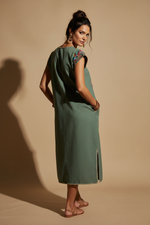 Carregar imagem no visualizador da galeria, Vestido verde - modelo morena costas
