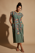 Carregar imagem no visualizador da galeria, Vestido verde - modelo morena frente
