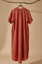 Carregar imagem no visualizador da galeria, Vestido vichy vermelho costas
