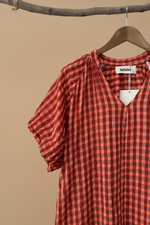 Carregar imagem no visualizador da galeria, Vestido vichy vermelho detalhe

