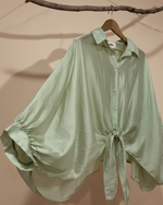 Carregar imagem no visualizador da galeria, Vista lateral camisa - fundo bege
