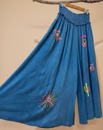 Load image in the gallery viewer,Vista lateral com fundo de estúdio
