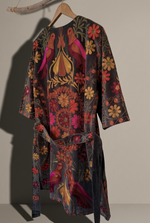 Load image in the gallery viewer,Vista lateral das costas do kimono
