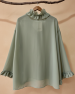 Carregar imagem no visualizador da galeria, Vista traseira blusa verde - fundo bege
