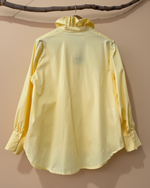 Carregar imagem no visualizador da galeria, Vista traseira camisa amarela - fundo bege
