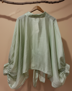 Carregar imagem no visualizador da galeria, Vista traseira camisa - fundo bege
