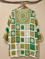 Carregar imagem no visualizador da galeria, Vista traseira casaco crochet - fundo bege
