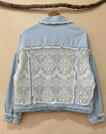 Carregar imagem no visualizador da galeria, Vista traseira casaco denim - fundo bege
