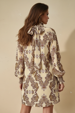 Carregar imagem no visualizador da galeria, Vista traseira do vestido bordado
