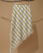 Carregar imagem no visualizador da galeria, Vista traseira saia amarela - fundo bege
