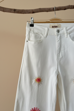 Carica l'immagine nel visualizzatore della galleria,White embroidered jeans detail view studio background
