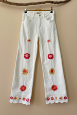 Carica l'immagine nel visualizzatore della galleria,White embroidered jeans front view studio background
