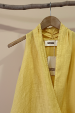 Carregar imagem no visualizador da galeria, Yellow linen wrap top detail view studio background
