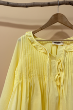 Chargez l'image dans la visionneuse de la galerie,Yellow pleated blouse detail - studio background
