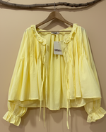 Chargez l'image dans la visionneuse de la galerie,Yellow pleated blouse with tag - studio background
