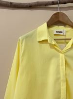 Carregar imagem no visualizador da galeria, Yellow shirt collar detail - studio background
